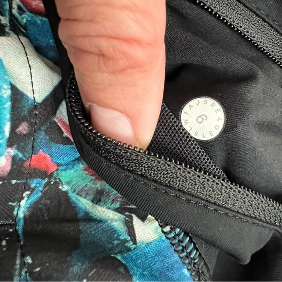 Lululemon Speed Up shorts - size 6 - Picture 3 of 4